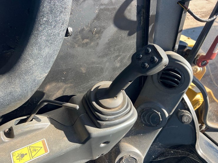 2019-caterpillar-299d2-xhp-image-26