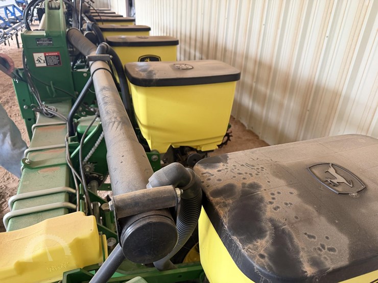 2021-john-deere-1725-image-18