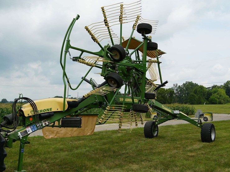 krone-swadro-twin-rotary-hay-rake-image-1