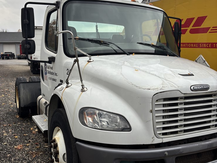 2005-freightliner-m2-106-image-2