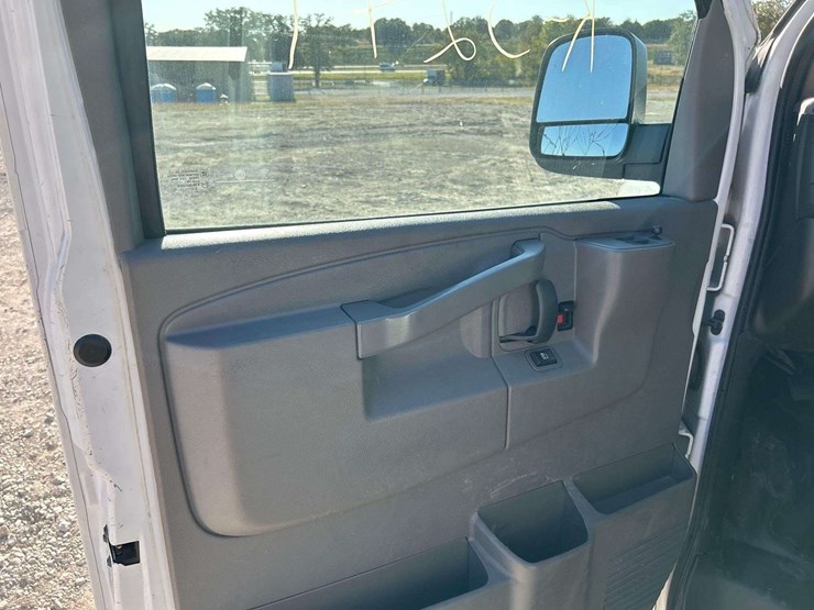 2016-chevrolet-express-2500-passenger-van-image-11