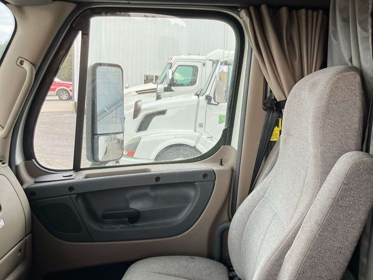 2013-freightliner-cascadia-image-47