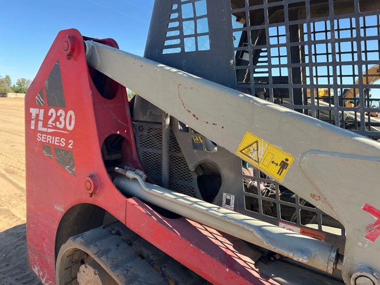 2012-takeuchi-tl230-image-22