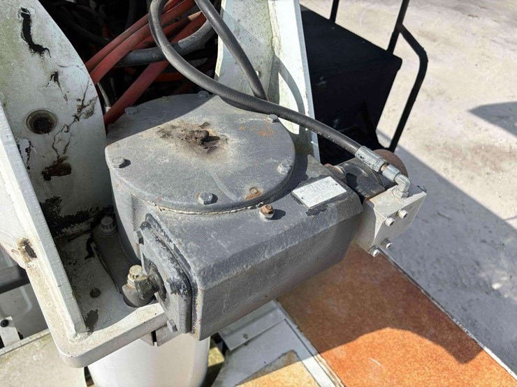 2012-freightliner-m2-106-image-19