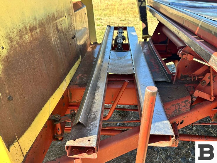 new-holland-1068-image-16