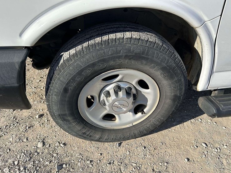 2016-chevrolet-express-2500-passenger-van-image-22