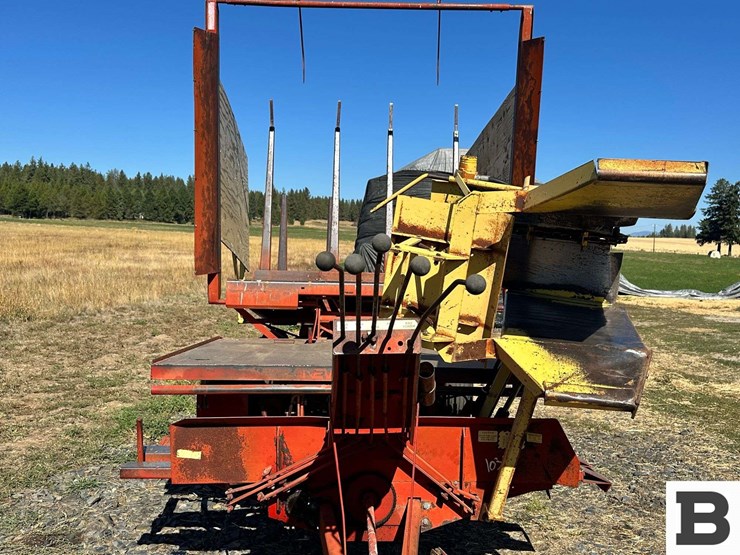 new-holland-1032-image-11