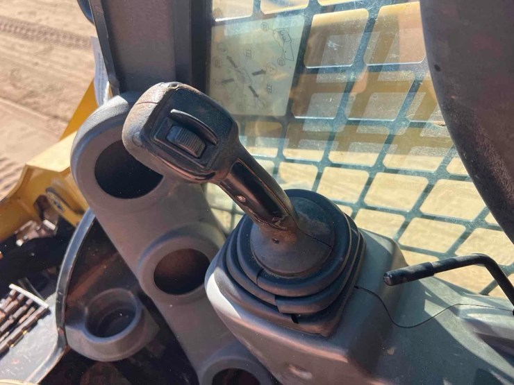 2017-caterpillar-262d-image-21