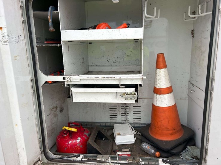 2015-freightliner-m2-106-image-21