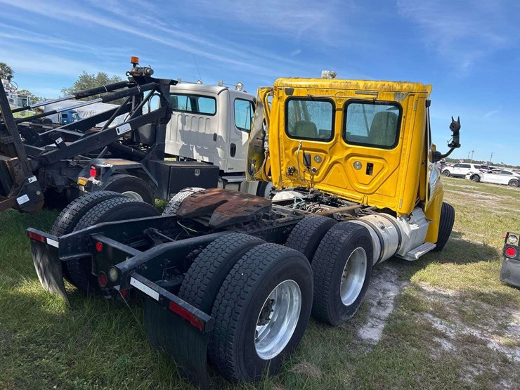2013-freightliner-cascadia-125-image-3