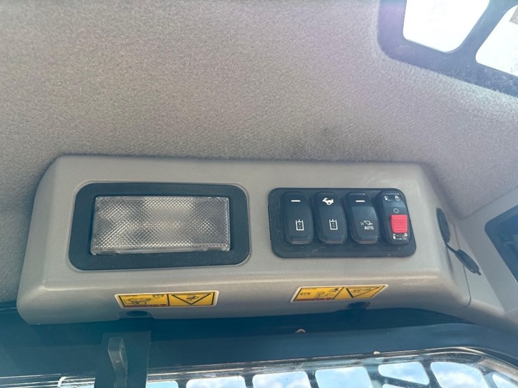 2024-caterpillar-242d3-image-27