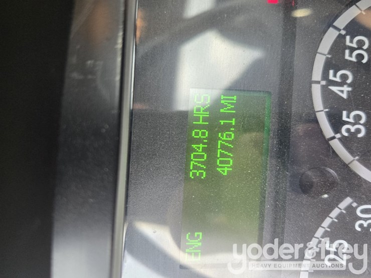 2021-freightliner-m2-106-image-5