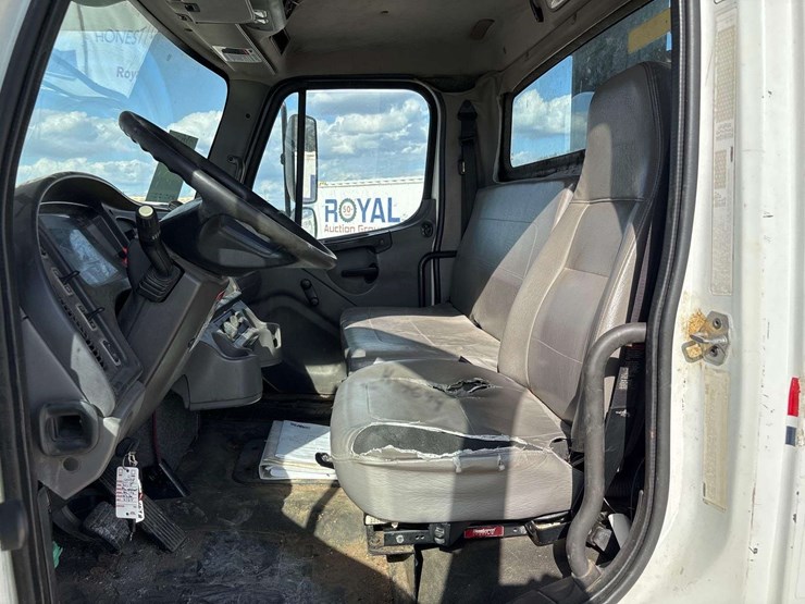 2012-freightliner-m2-106-image-53