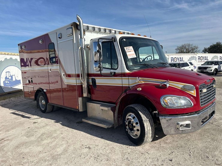 2014-freightliner-m2-106-image-2