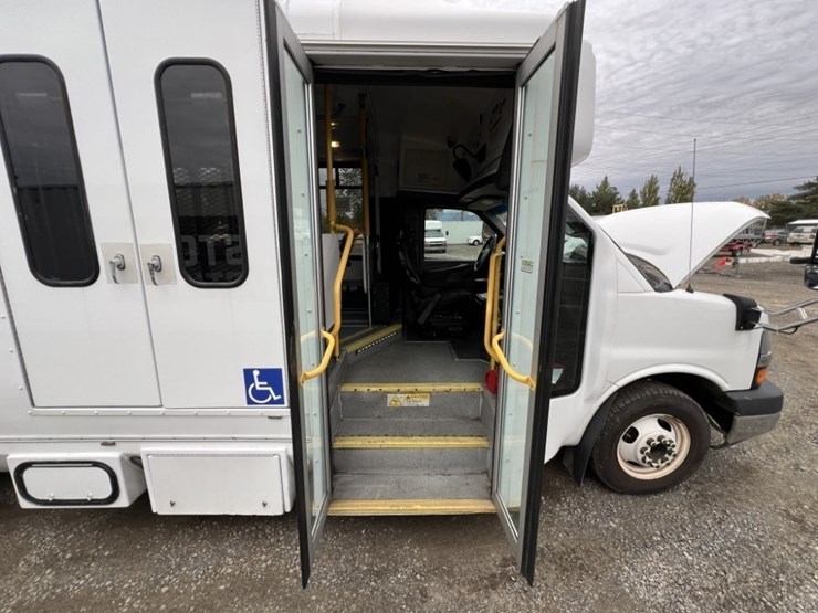 2016-chevrolet-express-paratransit-bus-image-18