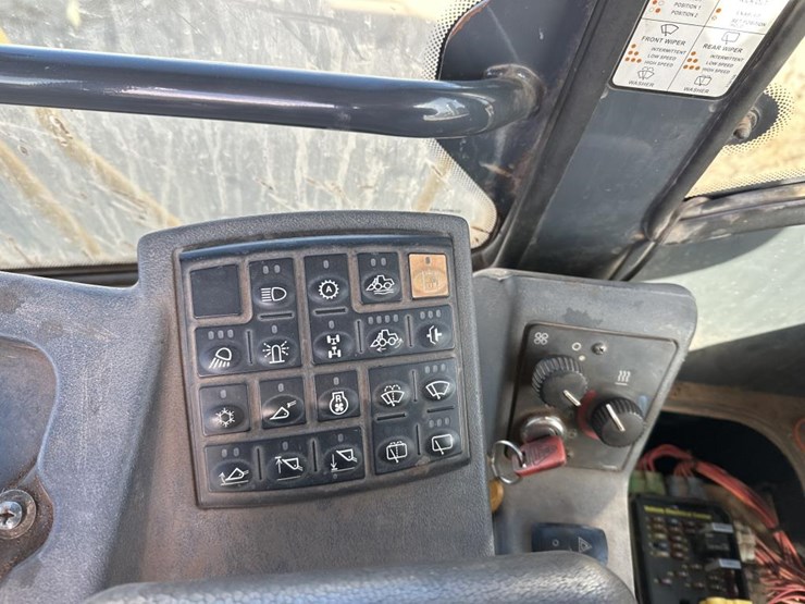 2006-deere-744j-image-33