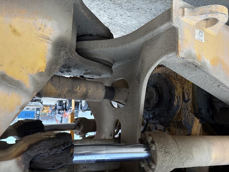 #1911-•-2004-volvo-220e-loader-image-25