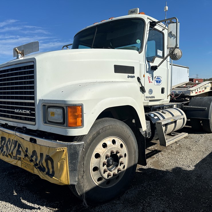 #32746 • 2014 Mack CHU T/A Daycab Truck Tractor VIN: 1M2AN07Y4EM016702