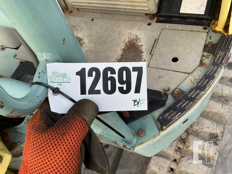 2008-yanmar-vio27-image-22