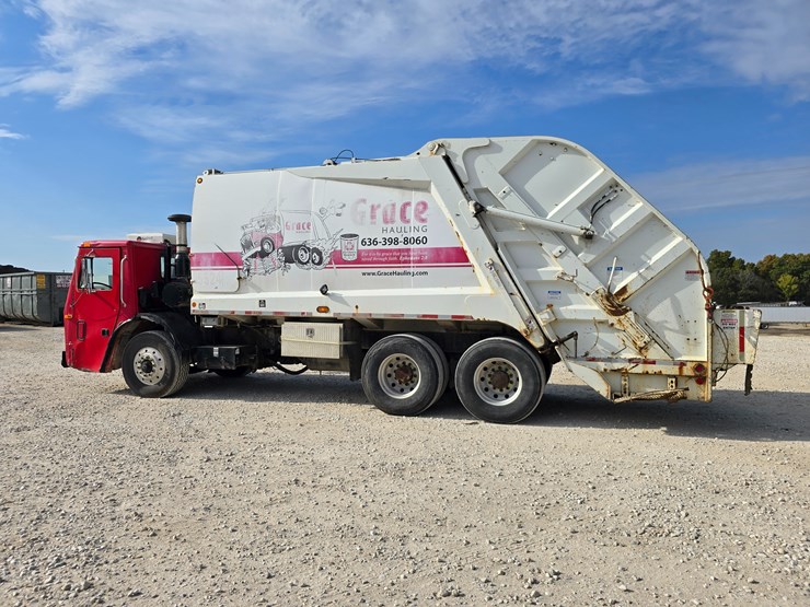 2001-mack-le613-image-12