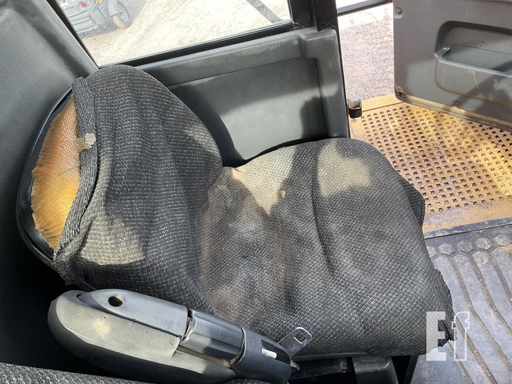 2013-caterpillar-740b-image-14