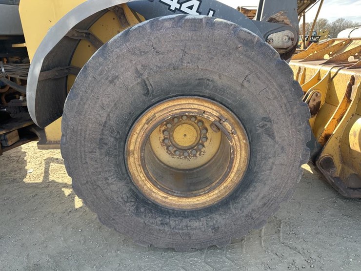 2006-deere-744j-image-44