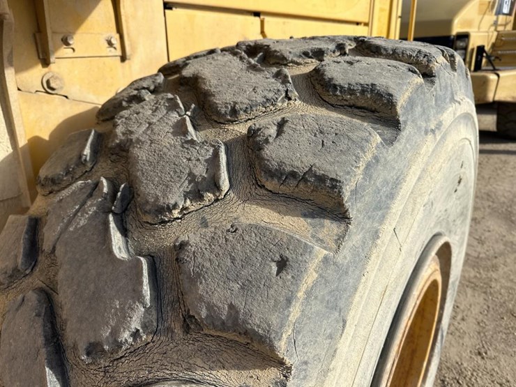 2002-deere-744h-image-40