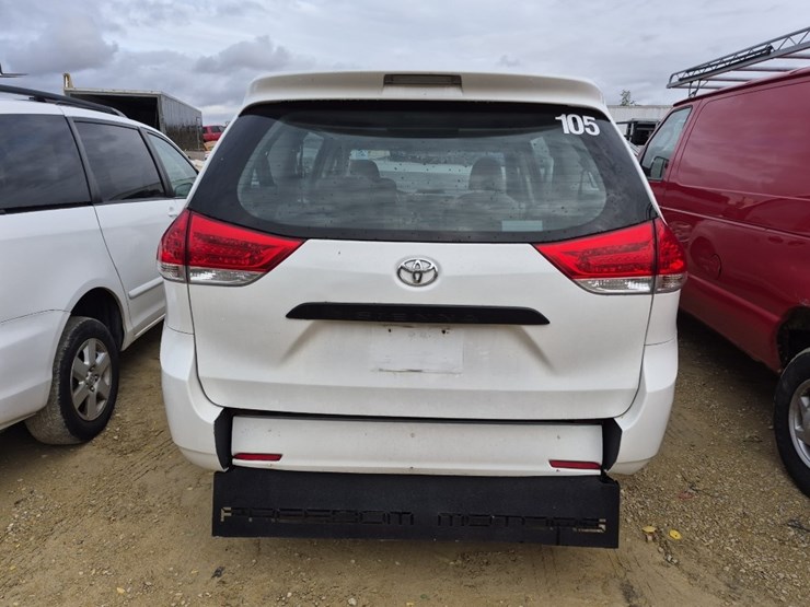 2013-toyota-sienna-image-6