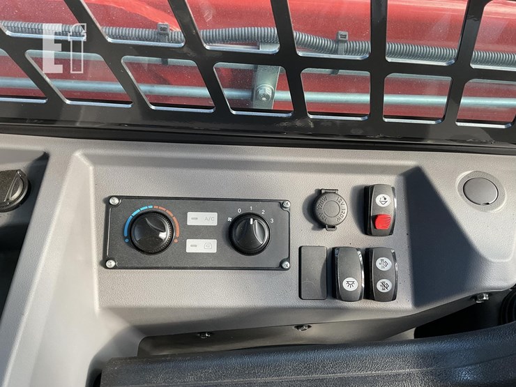 2025-kioti-tl750-image-15