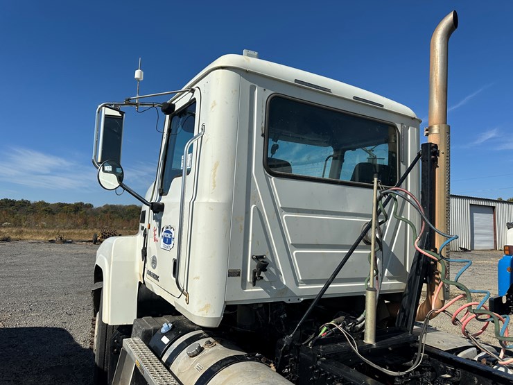 #32746-•-2014-mack-chu-t/a-daycab-truck-tractor-vin:-1m2an07y4em016702-image-30