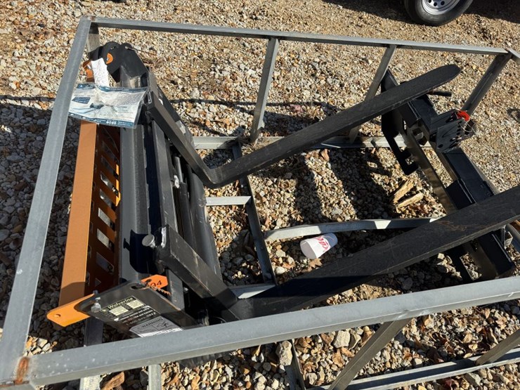 #4694-•-new-hyd-pallet-forks-image-3