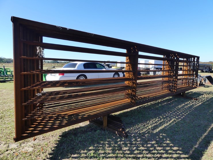 (10)-24'-free-standing-panels-w/-7'10"-gate-image-3