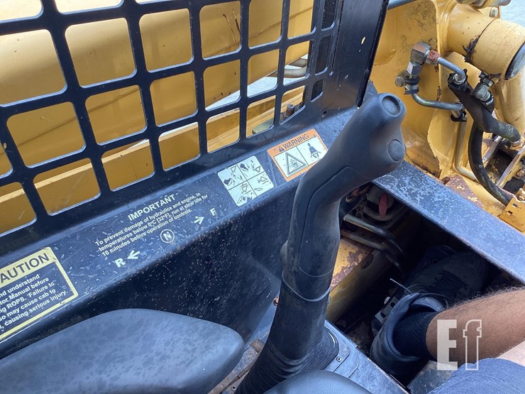 2005-deere-ct322-image-16