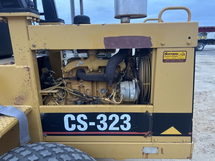 2017-caterpillar-cs-323-image-11
