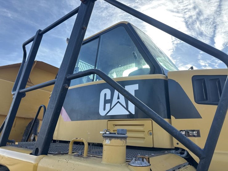 2010-caterpillar-740-image-14