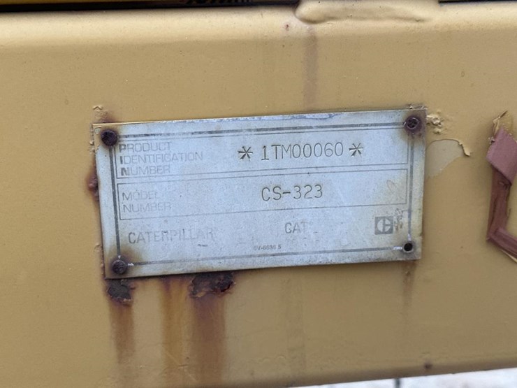 2017-caterpillar-cs-323-image-35