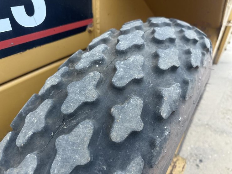 2017-caterpillar-cs-323-image-34