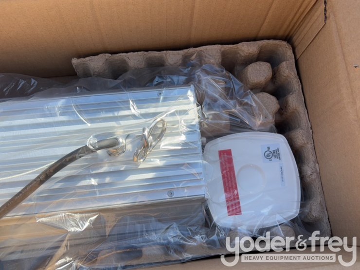 unused-150-watt-led-warehouse-lights-c/w-motion-sensor-image-4