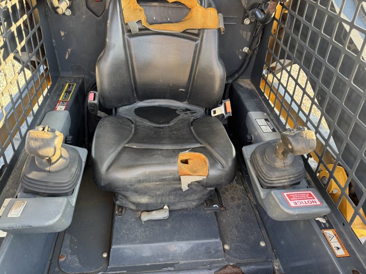 2020-deere-317g-image-6