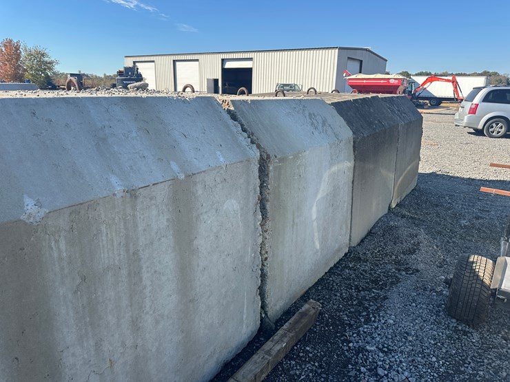 #32725-•-lot-of-(13)-~57"x80"-concrete-culvert-sections-image-4