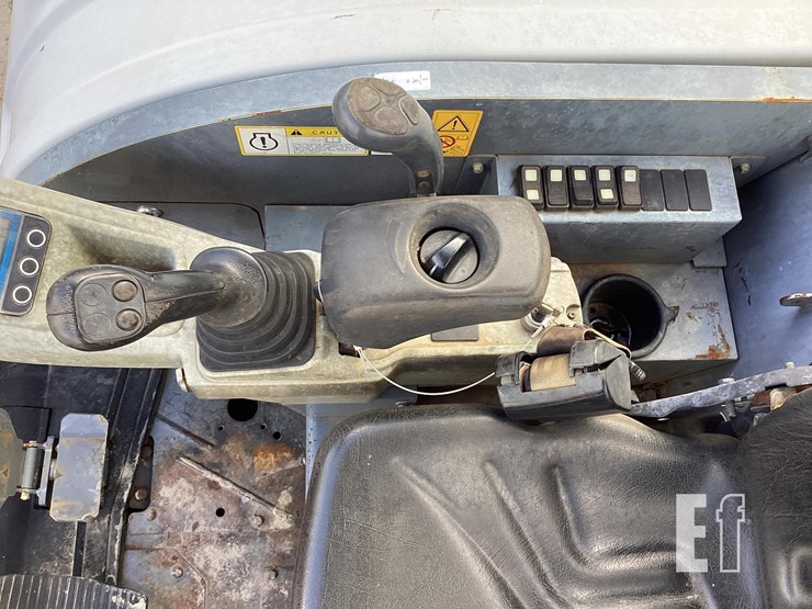 2018-takeuchi-tb240-image-17