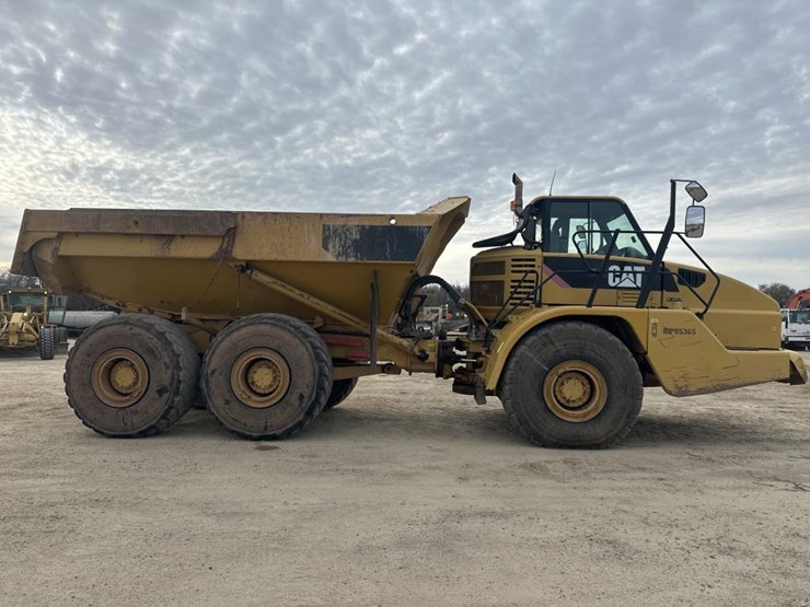 2010-caterpillar-740-image-6