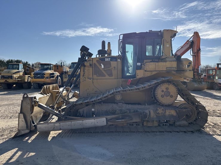 2012-caterpillar-d6t-image-2