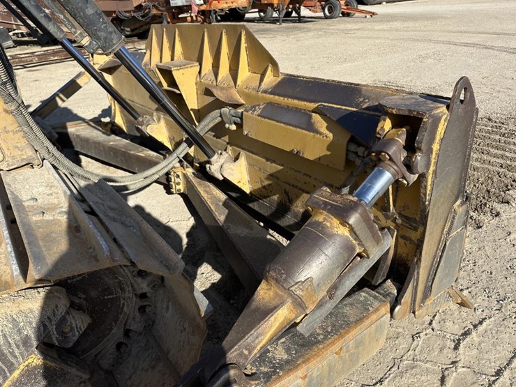 2012-caterpillar-d6t-image-14