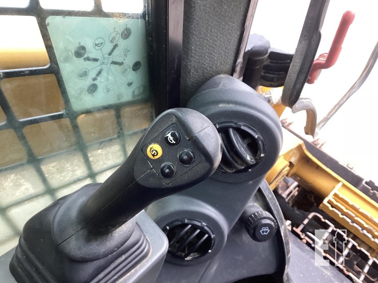 2021-caterpillar-299d3-image-21