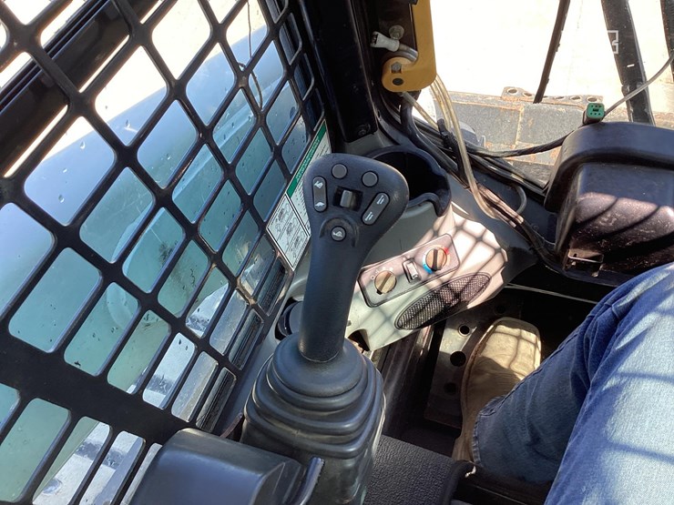 2011-bobcat-t770-image-15