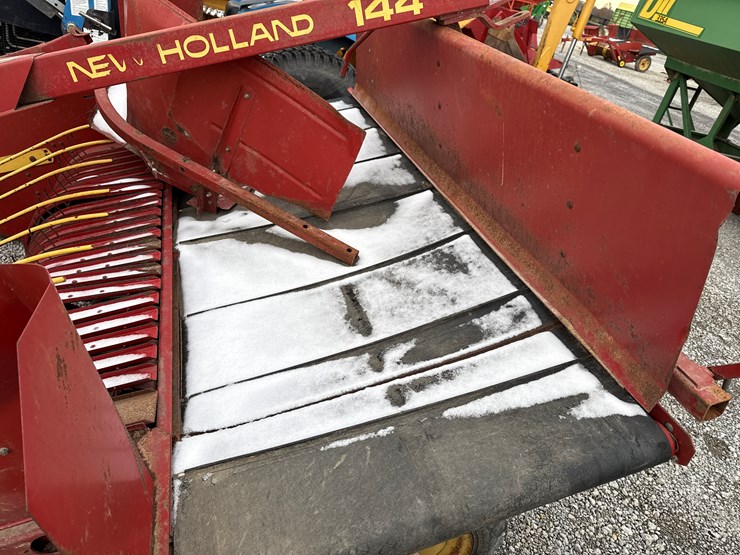 new-holland-144-image-4