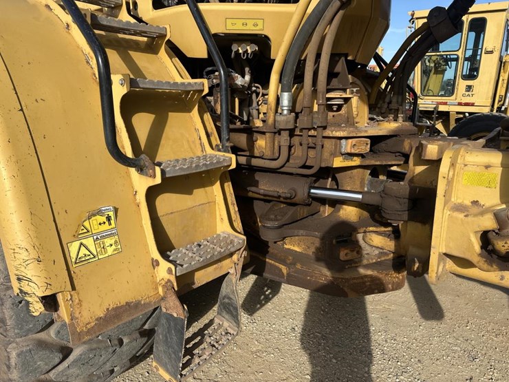 2010-caterpillar-740-image-12