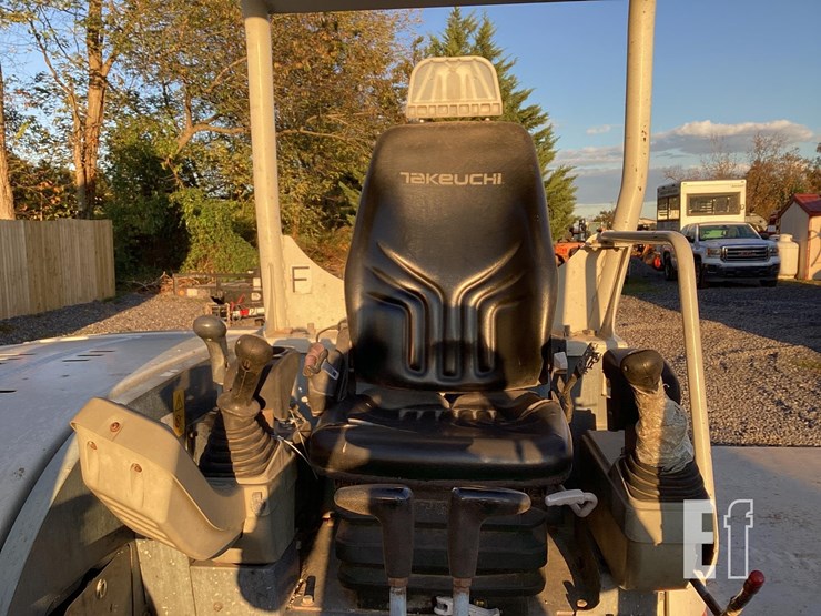 2015-takeuchi-tb260-image-16