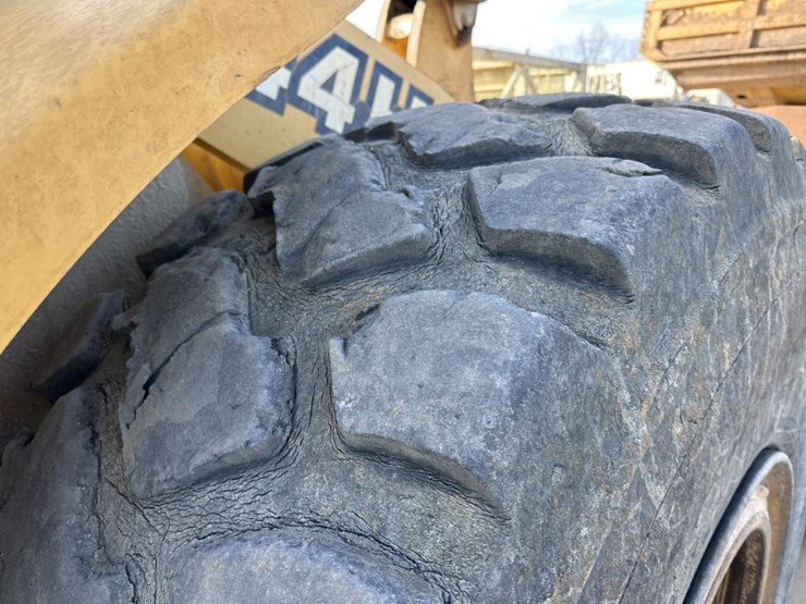 2002-deere-744h-image-44